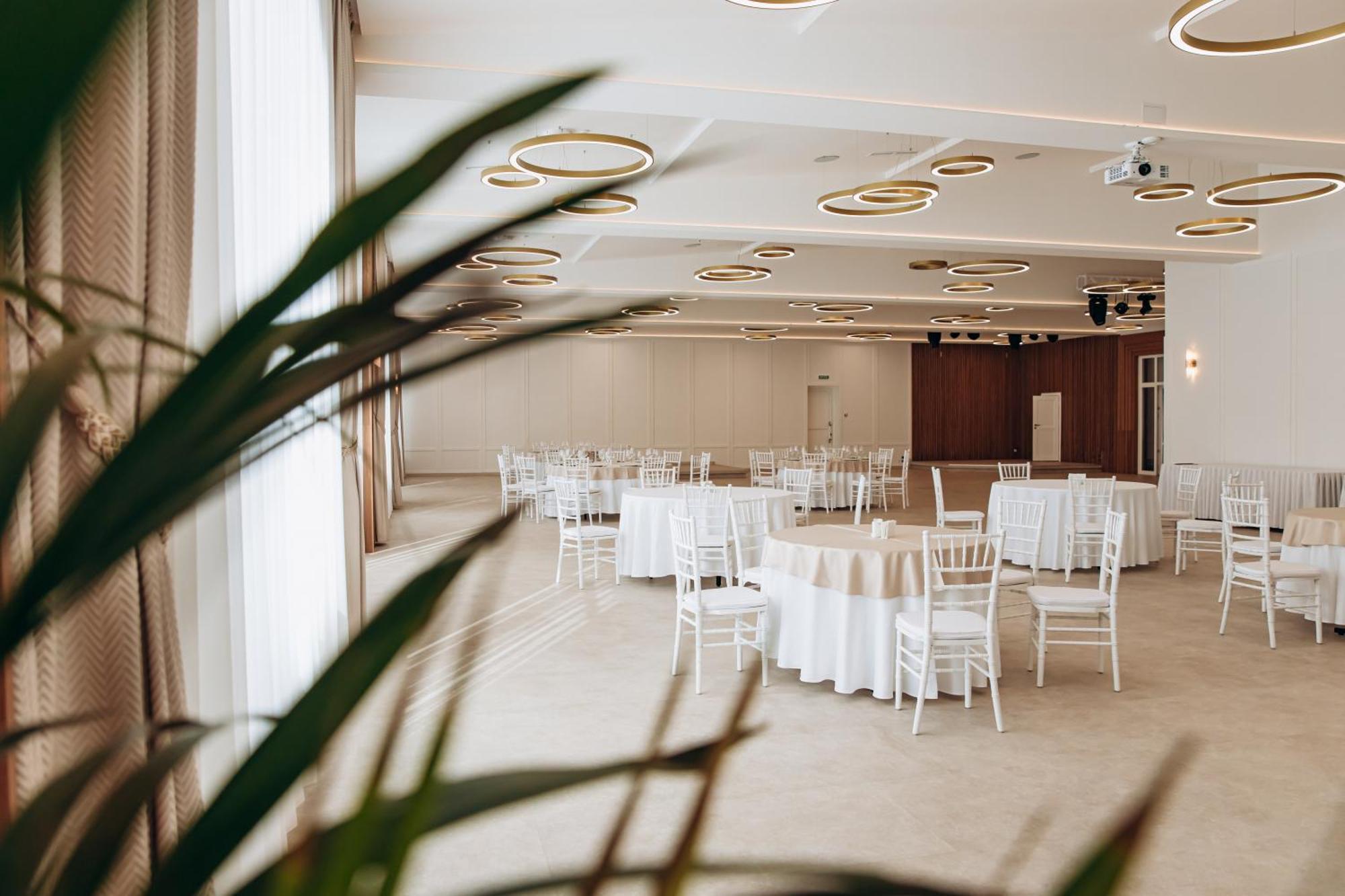 Sherwood Hotel Dolgomostiska المظهر الخارجي الصورة