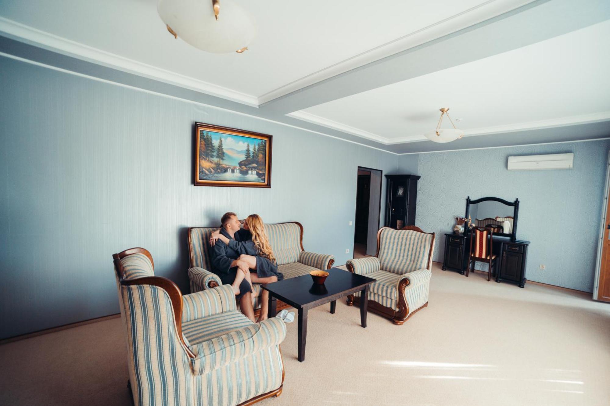 Sherwood Hotel Dolgomostiska المظهر الخارجي الصورة